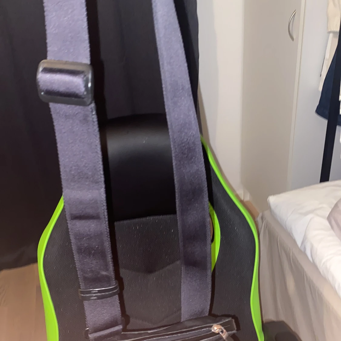 Hej ja säljer min Hugo boss axelväska använder inte längre lite förstörd på texten men annars gott som ny  - 91