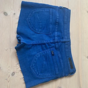Sjukt snygga shorts🤍 - Måste tyvärr sälja dessa ursnygga Lee shorts som tyvärr har blivit för små🥲dem passar storlek xs-s och är low waist, passar till allt och är sparsamt använda utan defekter❤️❤️❤️hör gärna av dig vid intresse❤️❤️