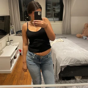 Ljusblåa jeans - Ljusblåa jeans! Byxorna är lowwaist och är raka. Byxorna är köpta utomlands, så står storlek 26. Men passar mig jättebra som har storlek 34/36 