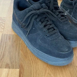 Nike Air Force 1 svarta - Säljer mina svart Nike Air Force i storlek 39. Skick 9/10 knappt använda 