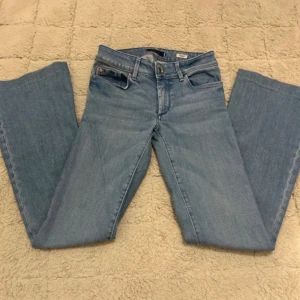 Bootcut jeans - Jag säljer mina jättefina jeans som tyvärr har blivit försmå🥰 dem är i super bra skick och nypriset är 1100kr så därför säljer jag för 550😊😊😊
