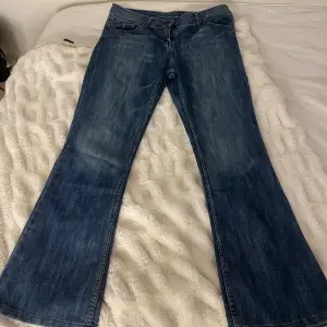 Fina lågmidjade bootcut vintage jeans köpta här på plick. Storleken är 42, men skulle säga att de sitter mer som S/M. Längden är 102 cm. 