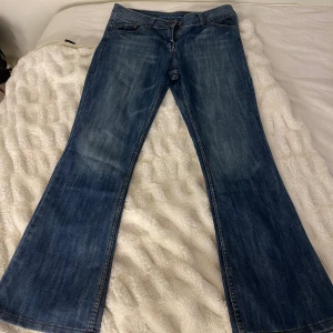 Low waist bootcut jeans  - Fina lågmidjade bootcut vintage jeans köpta här på plick. Storleken är 42, men skulle säga att de sitter mer som S/M. Längden är 102 cm. 