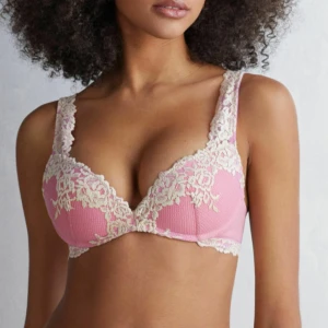 Intimissimi bh - Slutsåld rosa Intimissimi bh. Oanvänd och prislappen är på! Önskar verkligen att jag kunde behålla den men tyvärr är den för liten💞💞