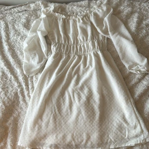 Vit klänning  - En perfekt klänning på till exempel midsommar eller studenten.