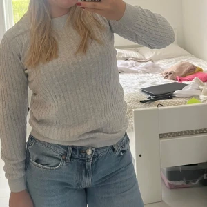 Grå ribbstickad tröja  - Grå ribbstickad tröja från Gina Tricot