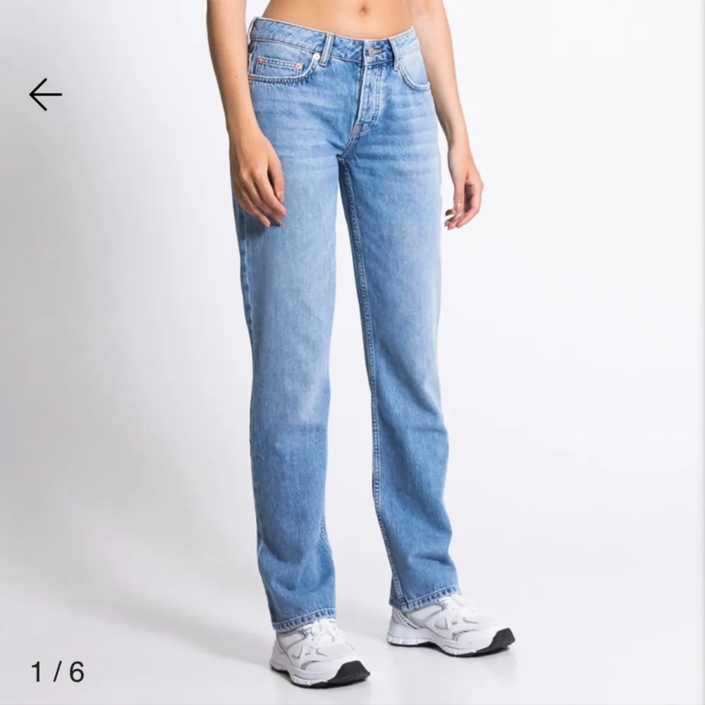 Säljer ett par ljusblå jeans i klassisk stil. De har en straight passform och är perfekta för vardagsbruk. Jeansen har en låg midja och är tillverkade i ett slitstarkt denimtyg. Perfekta att matcha med sneakers för en avslappnad look.. Farkut & Housut.