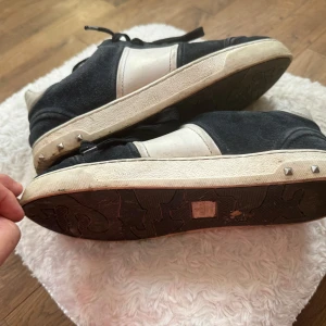 Valentino flycrews  - Stl 38 Två nitar saknas på ena skon. 