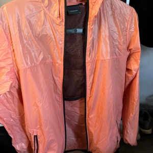 Peak Performance vindjacka - Väldigt fint skick på den, använd max 2-3 gånger. Kommer inte till användning längre tyvärr. Så ligger bara i garderoben. Skriv för fler bilder och priset kan diskuteras. Tycker den är lite större i storleken 