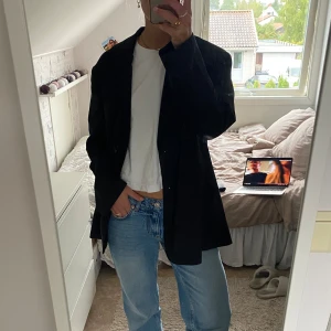 Blazer Ginatricot - Svart blazer från Ginatricot i storlek M. Aldrig använd då jag inte klär mig i blazer. Helt som ny✨