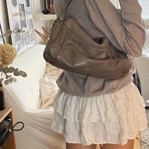 Vit volangkjol - Jättesöt minikjol köpt second hand. Lapparna är bortklippta men skulle tro att den är storlek xs