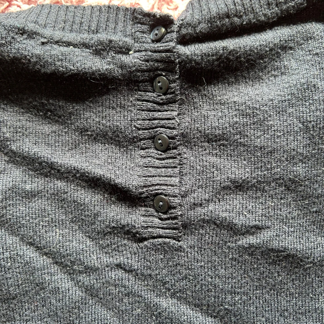 Svart stickad tröja med knappar - 90