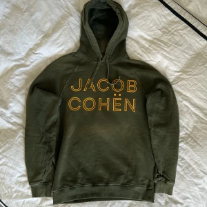 Jacob Cohen hoodie - Jacob Cohën Hoodie i okej skick. Storlek M men skulle säga att den passar S-M. Endast tröjan medföljer. På bild 5 kan man se en slags blekning under Cohen. Dock syns bara detta i vissa ljus.  Skriv för minsta lilla fundering!🌟