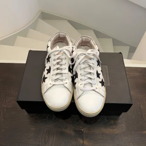 Saint laurent sneakers - Hej, säljer nu mina gamla saint laurent sneakers, de är i bra skick och har inga defekter, de är i storlek 40 men passar 41, har du några frågor eller funderingar hör av dig, OBS boxen på bilden ingår ej 