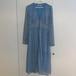 Adoore klänning - Klänning från Adoore. Modell Paris. Klänning är använd men i bra skick. Nypris ca 1400kr.