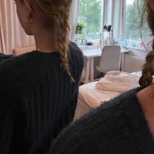 stickad tröja - en superfin stickad tröja från gina som endast är använd ett fåtal gånger. nypris 399 och säljs inte längre 💞 storlek xs men sitter som en s 