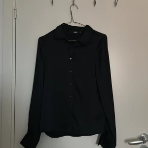 Skjorta - Aldrig använt helt ny och i bra sick Storlek : XS