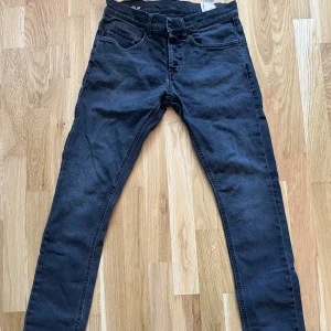 Dondup Jeans - Dondup George jeans som är väldigt sparsamt använda och i väldigt bra skick.  Pris går att diskutera vid snabb affär!