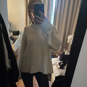 Stickad tröja - Beige stickad tröja från HM. Säljer dp den inte kommer till användning😊