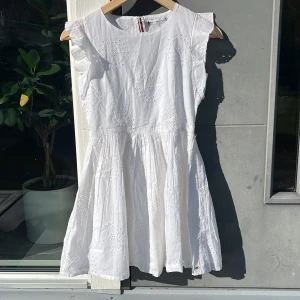 Tommy hilfiger klänning  - En till klänning från Tommy Hilfiger som aldrig är använd. Storlek 152. Helt nyskick, skriv om du har några frågor. 😊
