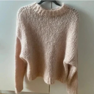 Rosa stickad mohair tröja - Superfin rosa stickad tröja som är perfekt till hösten från hm i storlek S. Gjord av mohair. Passar jättebra till hösten
