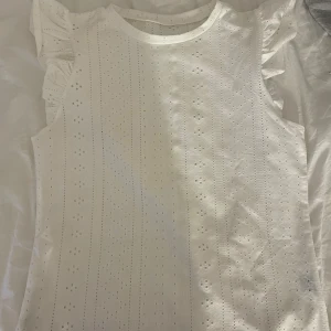 Vit blus - Vit blus i t-shirt material från shein, bra skick💕