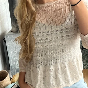 Sickad tröja  - Tunt stickad tröja i stretchigt material. Bra skick, inga skador. Ingen storlek står men passar S-L. 