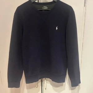Mörkblå tröja från Ralph Lauren - Säljer en snygg och stilren mörkblå tröja från Ralph Lauren | Skick 9/10 | Storlek: M | Nypris: 2199kr |