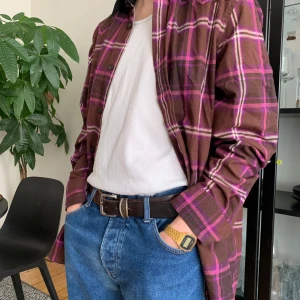 Acne studios overshirt  - Lila acne studios overshirt i storlek L som knappast är använd och är inte mycket bra skick, pm om du är intresserad:)