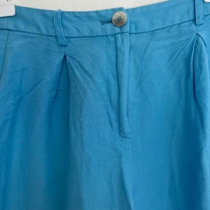 Byxor - Jättefina ljusblå kostymbyxor i ett tunnare material. Sitter därav så så snyggt. Är perfekt längd för mig som är 168!