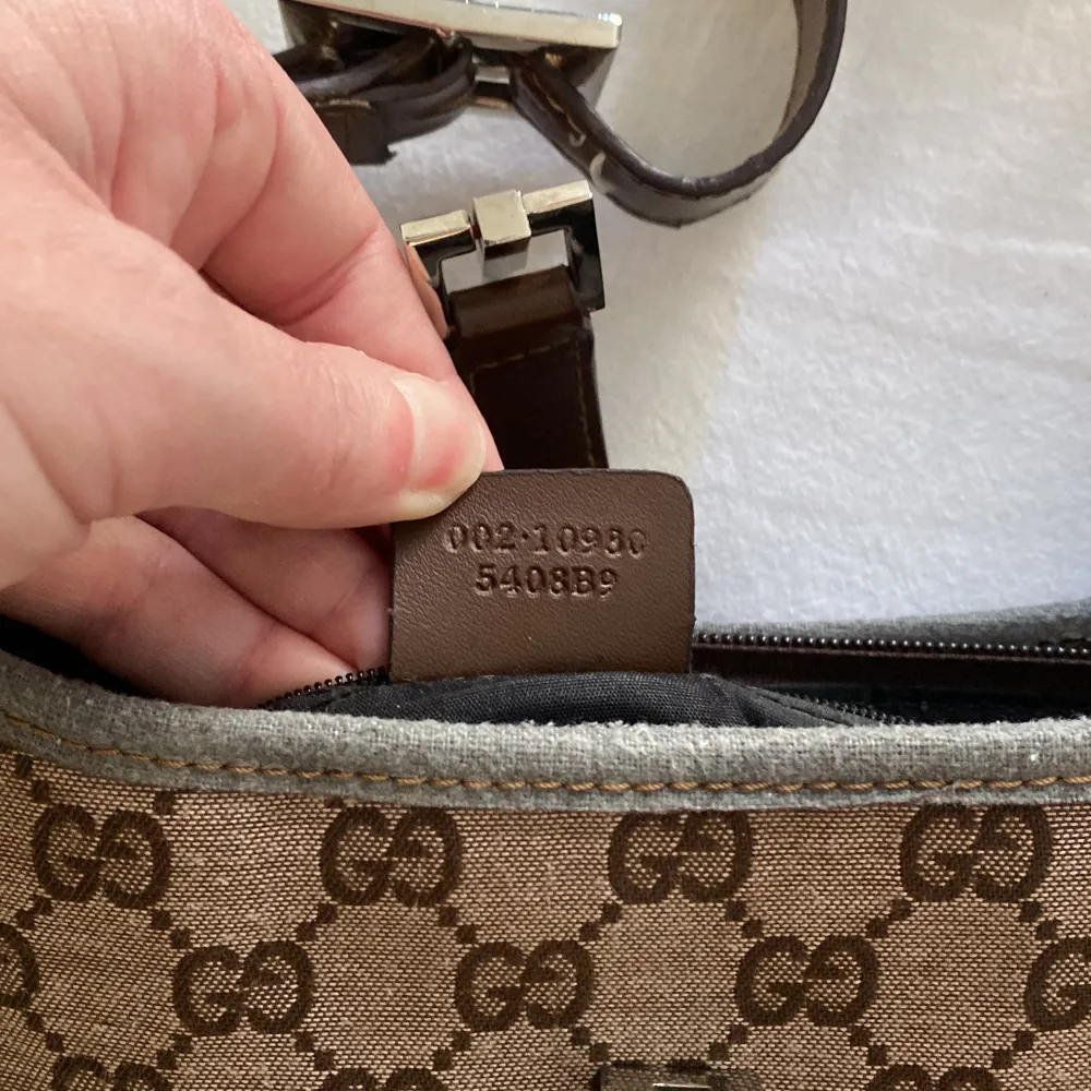 Säljer min fina handväska från Gucci modell Jackie.  Använd och i använt skick men har mer att ge.  Har serienummer men kan inte garantera att den är äkta då jag köpt den begagnad. . Väskor.