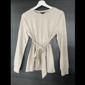 Stickad blus - Jättefin och skön blus, använd 1 gång. Stl 36/38.  Nypris 399kr