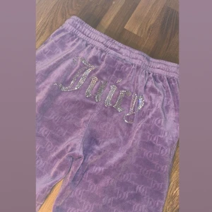 Juicy couture byxor💜 - Tänkte nu sälja mina underbara juicy couture byxor som inte säljs längre  Flickor med dragkedja på sidorna. Extremt mysiga och sköna. Finns små defekter pga cigg men syns inte vid användning. Strl S  Pris kan diskuteras Hörs i dm💜