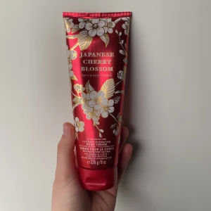 Bath and body works japanese cherry blossom body cream - Bath and body works kroppskräm, luktar gudomligt! Ungefär 150g kvar av 226g❣️