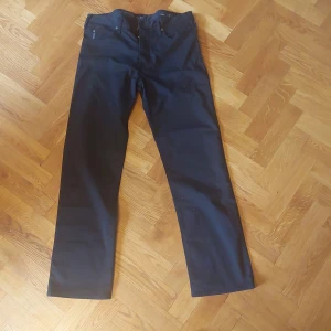 Mörkblå jeans från Armani Jeans - Säljer ett par snygga mörkblå jeans från Armani Jeans i storlek 34x32. De har en regular fit och är gjorda av ett bekvämt material. Perfekta för både vardag och fest!