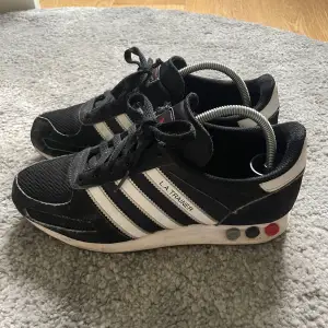 Adidas trainers i använt skick, storlek 39,5 men passar 40, nypris: 1299kr, kom privat för fler bilder eller frågor!