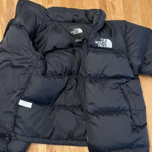 Helt ny NorthFace puffer jacka, storlek S dam. - Helt ny NorthFace jacka för bra pris. Svart Storlek: S dam