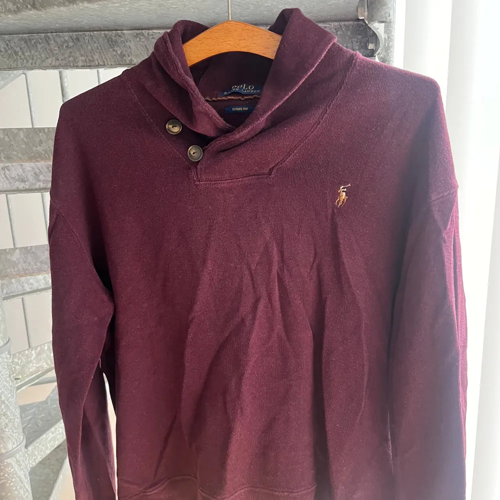 Polo Ralph Lauren cardigan Storlek L Skick 6/10 (saknar en tråd för att knäppa sista knappen, dock knäpper man ej den) Nypris 2400 ish . Stickat.