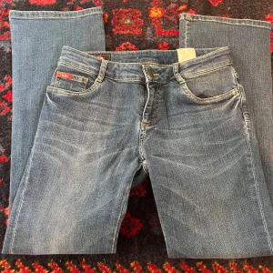 Low waist jeans - Säljer ett par low waist jeans då dom inte passar vid, därav inga bilder hur dom sitter på. Jättefint skick. Passar någon som är runt 160 lång