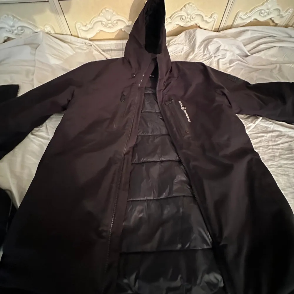 En super bra vinterjacka 5 fickor ny köp i affär kostar 3800kr skriv vid snabb köp🙂🙂. Takit.