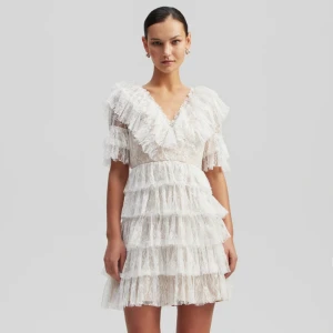 By malina klänning  - Säljer nu min By Malina klänning som jag hade på min student i somras🥂 Därav är den endast använd en gång och är i mycket fint skick🤍Nypris 2800kr. 