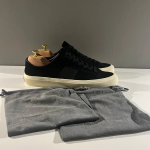 Tom Ford skor - Svarta Tom Ford Cambridge i strl 43, fits 42. Bra skick: 9/10. Dustbags tillkommer! Skriv vid frågor och funderingar! 