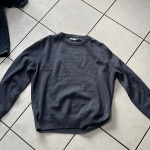 Tröja - Säljer nu min Zara tröja som inte passade min smak så bra. Den är använd typ tre gånger! Riktigt skön!