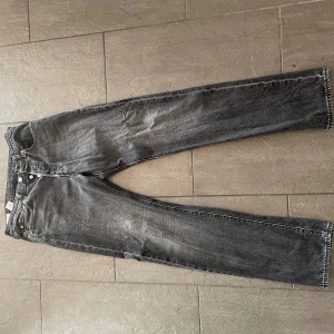 Levis 501 - Tja säljer dessa feta levis 501. Skick 8/10, storlek 32/34, pris går att diskutera. Ny pris 1200