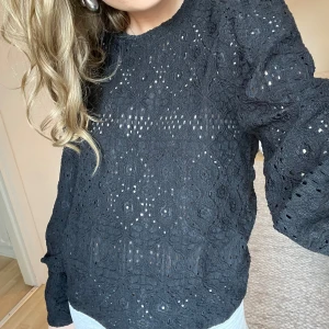 Blus från Nelly  - Jätte fint skick på denna blus, näst intill oanvänd ✨ Jätte fin till vardags eller att klä upp till finare tillfällen 🖤