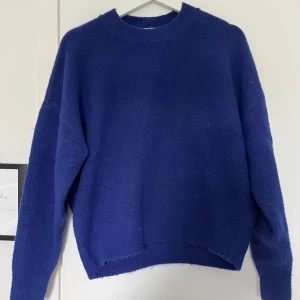 Blå stickad tröja - Blå stickad tröja från zara, inte använt så mycket därav inte nopprig och fortfarande väldigt fin😇💙