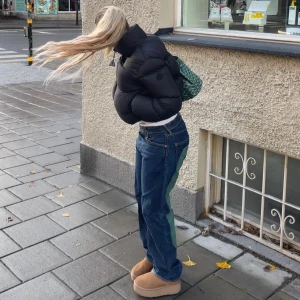 Moncler dunjacka!! - Jag säljer min kära Moncler jacka då jag har tillräckligt mycket jackor redan. Köpte för två år sedan från Moncler i Stockholm! Har såklart kvitto! Även moncler galge och en ”bag” för den. 