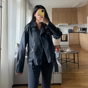 Skinnjacka  - Super snygg skinnjacka. Den perfekta om du frågar mig. Säljer den för det inte är min still längre. Från missguided i storlek 34. Den är lite oversize.