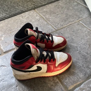 Jordan skor  - Lite smutsiga men går säker trötta bort det mesta säljer eftersom jag inte använder dom. Storlek 36,5 passar 37 