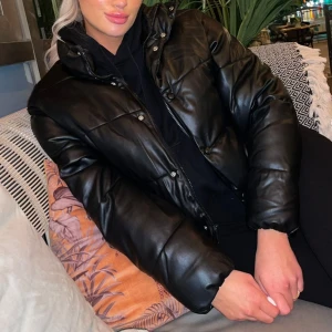 Svart pufferjacka - Säljer en snygg svart pufferjacka som är perfekt för kyliga dagar. Jackan har en dragkedja framtill och är långärmad. Den är både stilren och varm, vilket gör den idealisk för höst och vinter. Passar perfekt till både vardag och fest!